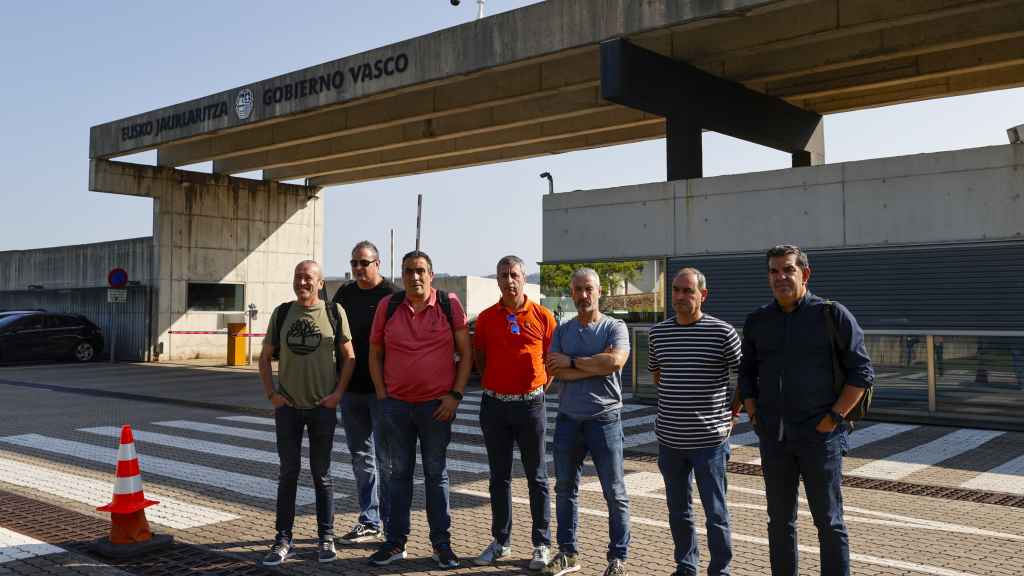 Representantes de los sindicatos de la Ertzaintza: Erne, Esan, Euspel y Sipe antes de la reunión celebra con el Departamento de Seguridad vasco / Luis Tejido - EFE