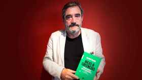 El intelectual y exparlamentario vasco Andoni Unzalu con uno de sus libros.