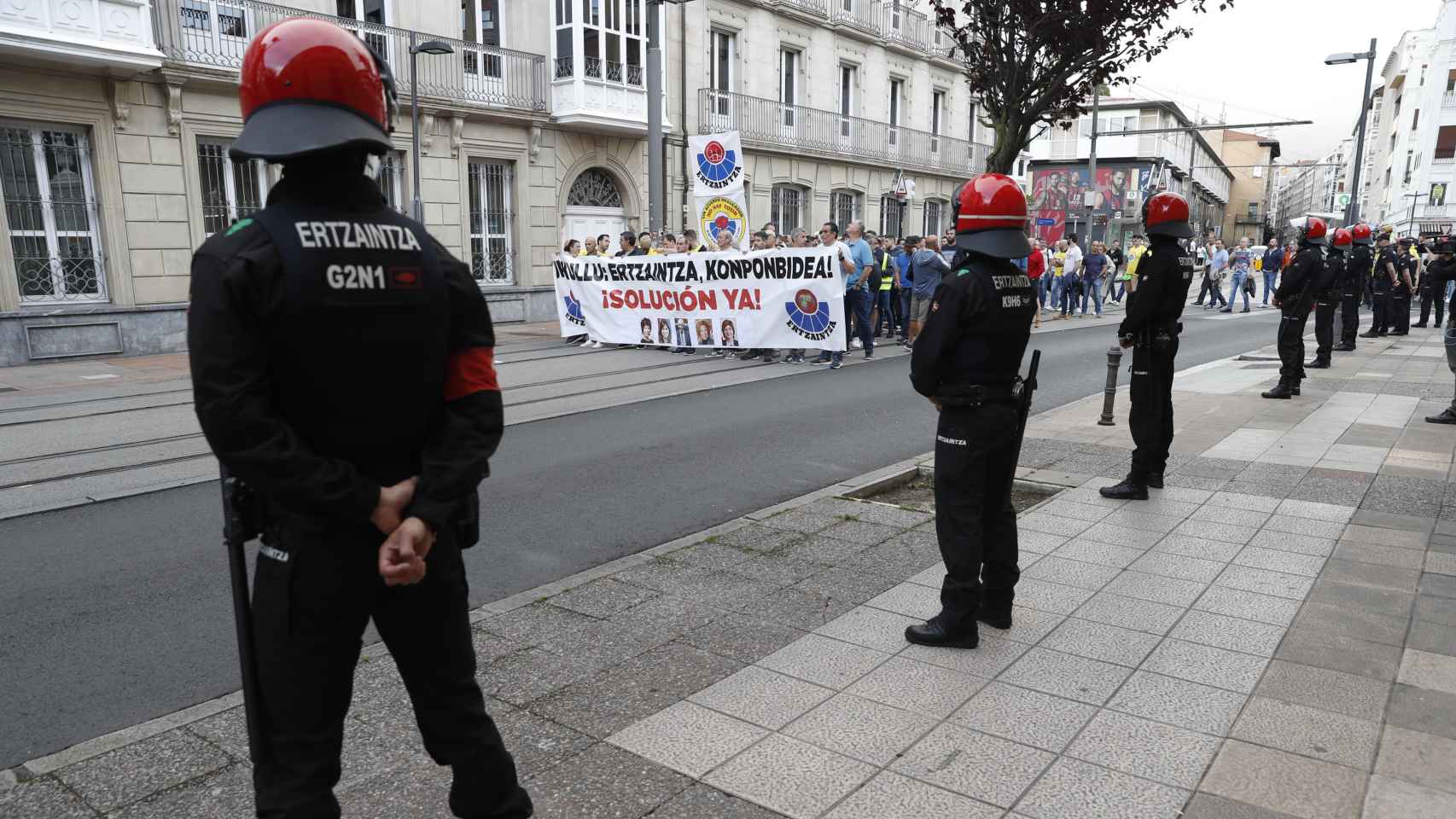 El movimiento asindical Ertzainas en lucha y los sindicatos Erne, Esan, Euspel y Sipe han convocado una movilización este martes desde el Parlamento vasco a la sede de Lehendakaritza / David Aguilar - EFE