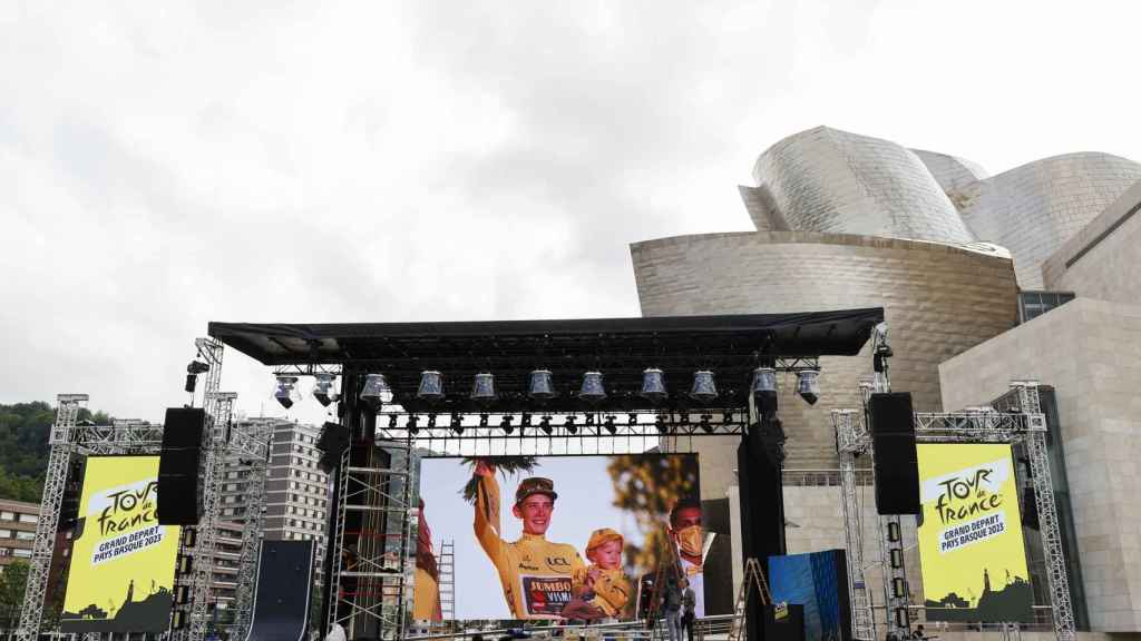 El museo Gugenheim de Bilbao acogerá la presentación de los equipos que participarán en esta edición del Tour de Francia cuyas primeras etapas se celebran en Euskadi / Luis Tejido - EFE