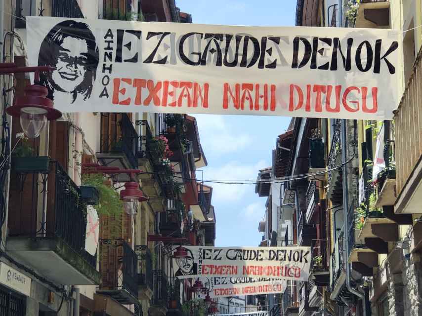 Carteles con los rostros de presos de ETA en Hernani.