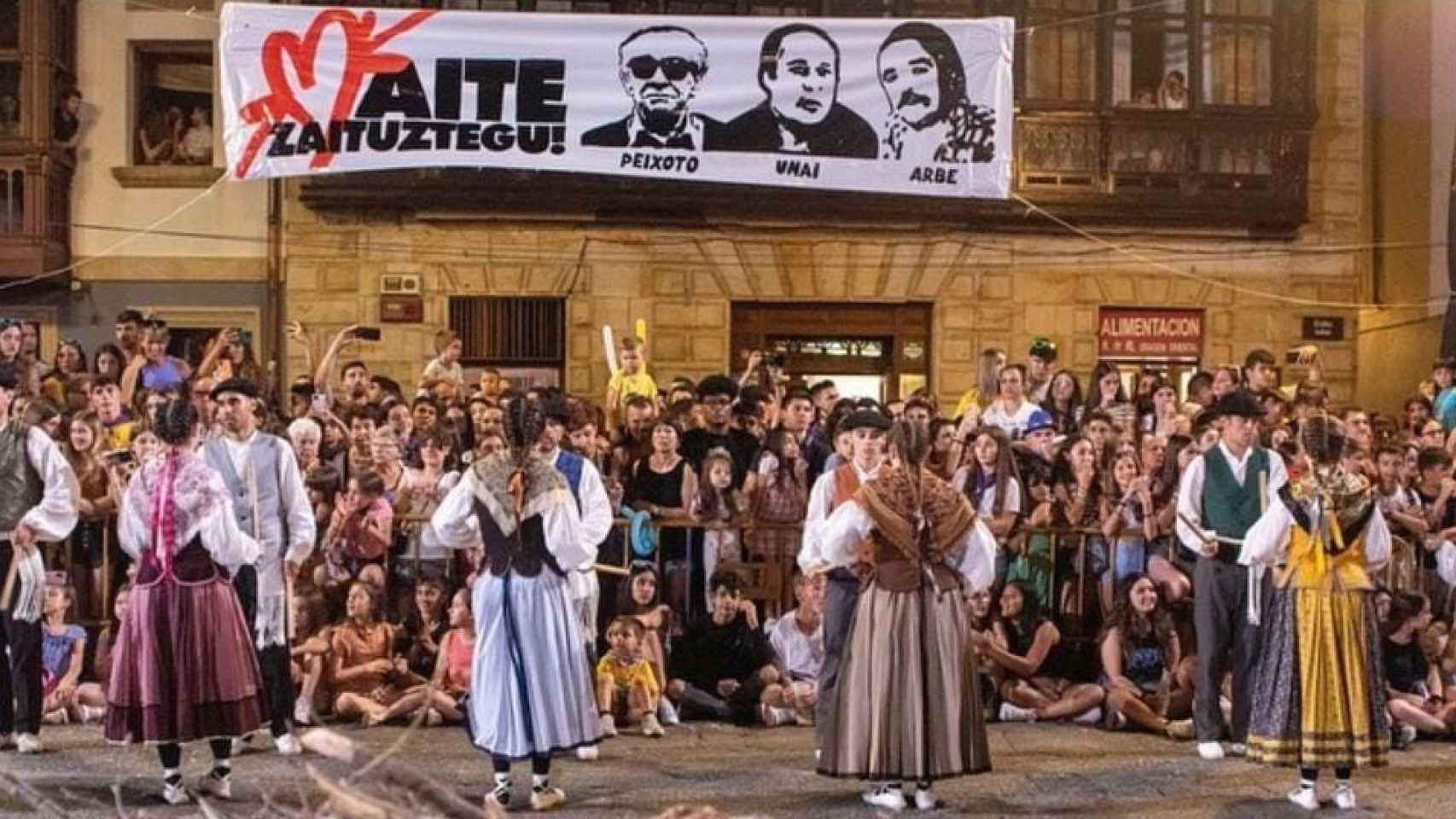 Los rostros de tres terroristas presiden una celebración en Mondragón.