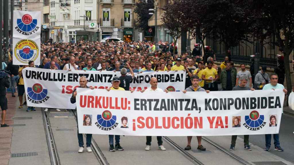 Ertzainas movilizados por sus sindicatos durante una protesta contra el Departamento de Seguridad /  L.Rico - EFE