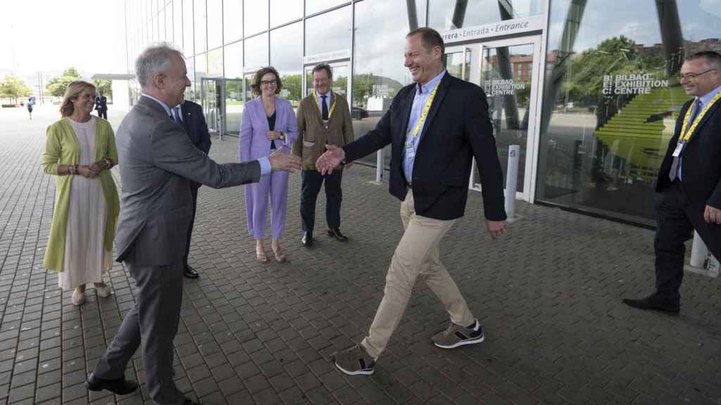 El lehendakari y el director del Tour se saludan a las puertas del BEC.