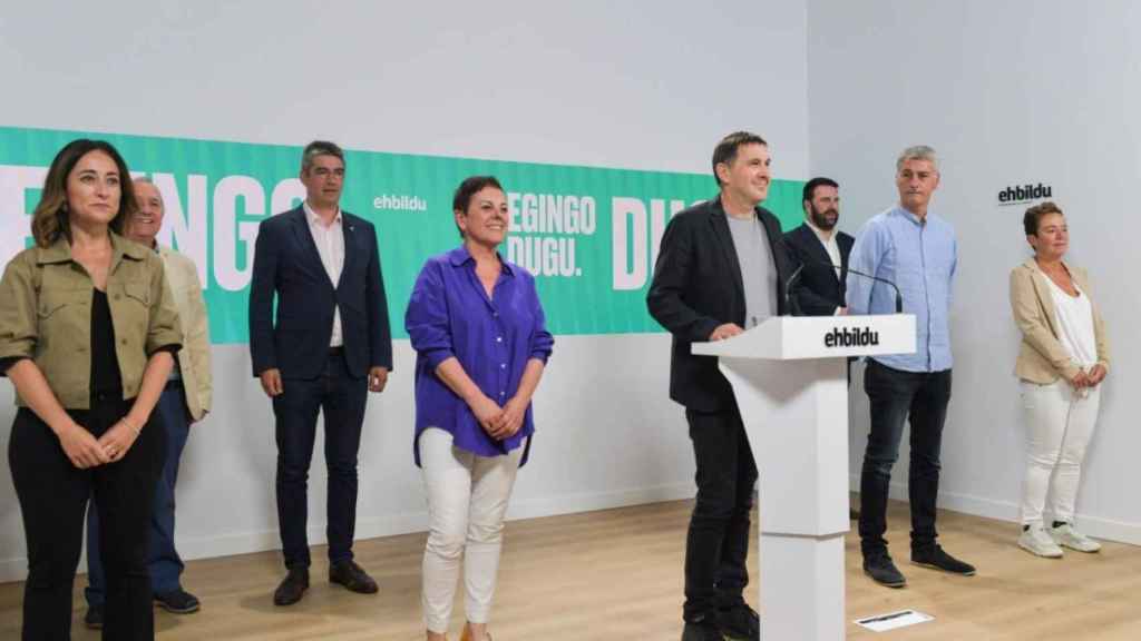 El coordinador general de EH-Bildu, Arnaldo Otegi, junto a los candidatos al Congreso y al Senado para las elecciones del 23-J / EH-Bildu