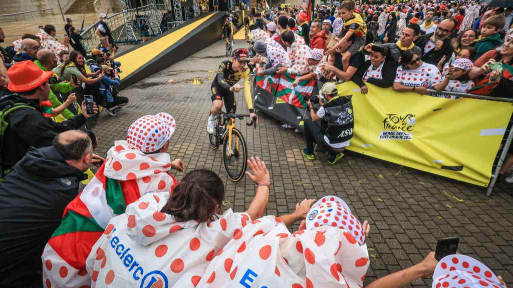 El ciclista y favorito a ganar el Tour, Jonas Vingegaard, durante la jornada del presentación celebrada en Bilbao / Christophe Petit Tesson - EFE- EPA