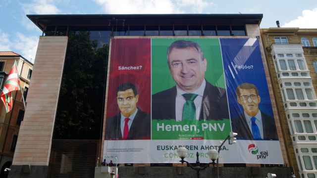 El cartel electoral con el que el PNV se sitúa en medio de Sánchez y Feijóo / Twitter