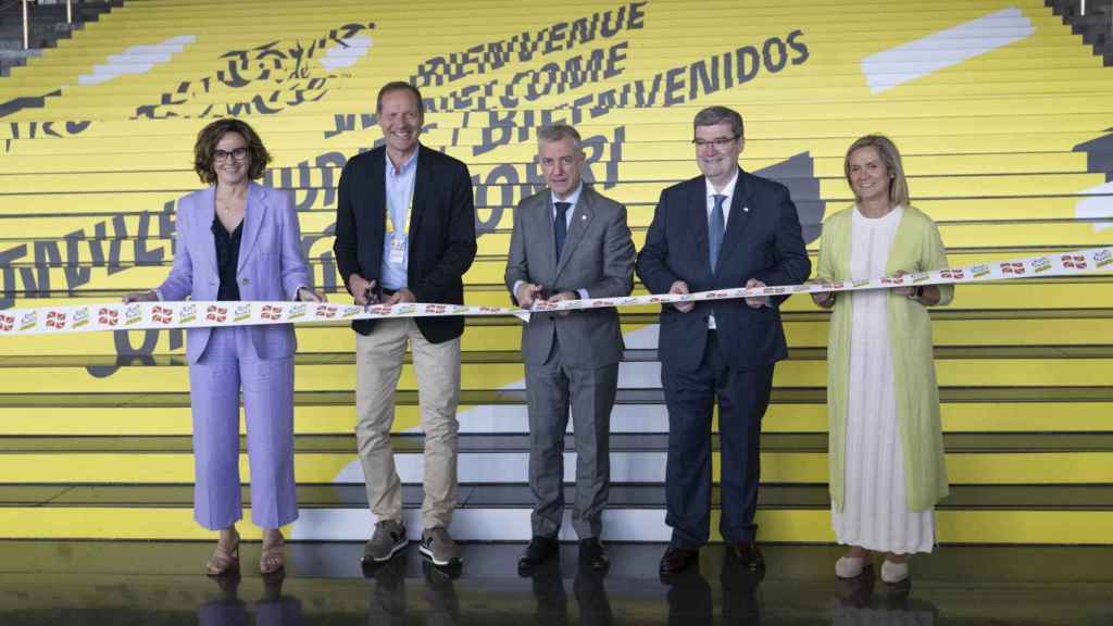 El lehendakari, Iñigo Urkullu, y Christian Prudhomme, director general del Tour de Francia, inauguran la sala de prensa de la carrera.