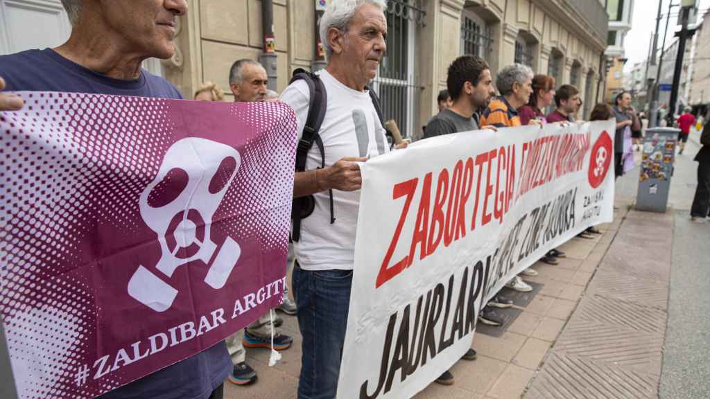 Miembros de las plataformas Zaldibar Argitu, Ekologistak Martxan y Euskal Herriko Eskubide Sozialen Karta se concentran este jueves ante el Parlamento Vasco para pedir medidas ante el riesgo de derrumbe del vertedero de Zaldibar / David Aguilar - EFE