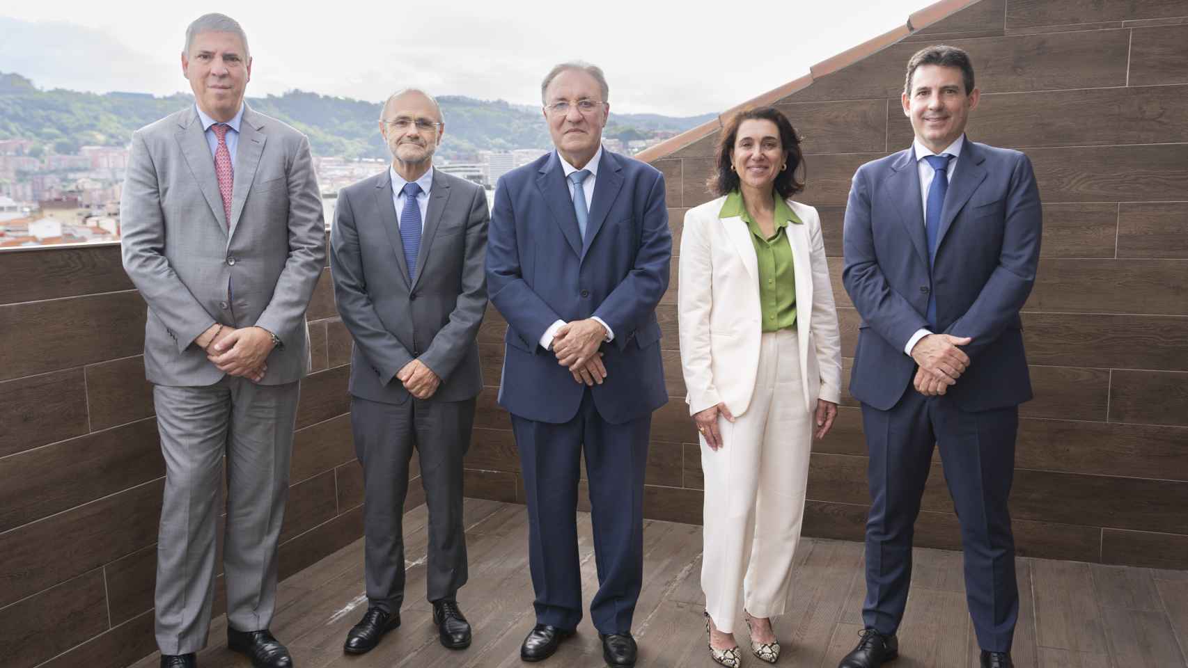 Jainaga junto Marco Pineda y los tres asesores de Sidenor: Luis Atienza, José Vicente de los Mozos y Carmen Gómez de Barreda