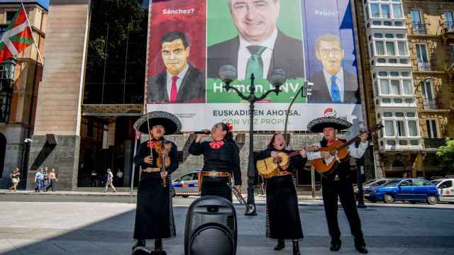 Sindicatos de la Ertzaintza envían mariachis a la sede del PNV para reclamar que intervengan en el conflicto laboral/EFE