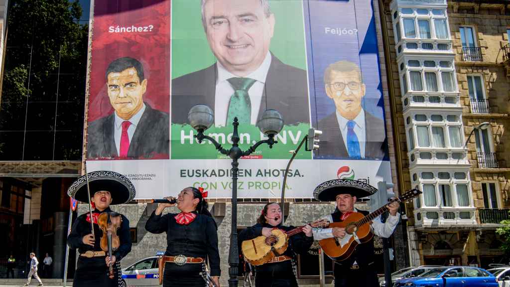 Sindicatos de la Ertzaintza envían mariachis a la sede del PNV para reclamar que intervengan en el conflicto laboral/EFE