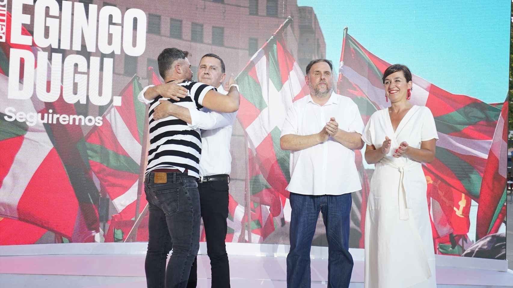 Acto político celebrado en Durango con el coordinador de EH Bildu, Arnaldo Otegi, el presidente de ERC, Oriol Junqueras, el candidato de Esquerra al Congreso Gabriel Rufián, y la aspirante de EH Bildu al Senado Jasone Agirre.