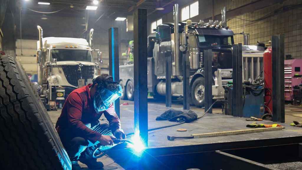 Un trabajador haciendo labores de soldadura en la industria