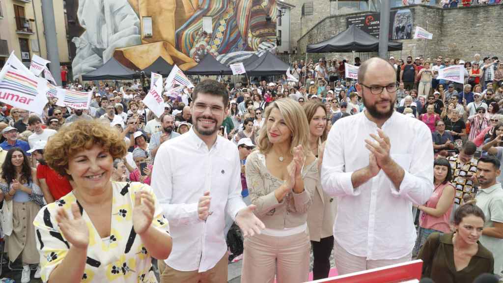 La candidata de Sumar a la Presidencia del Gobierno, Yolanda Díaz, protagoniza un mitin con candidatos del partido este sábado en Vitoria. EFE/ David Aguilar