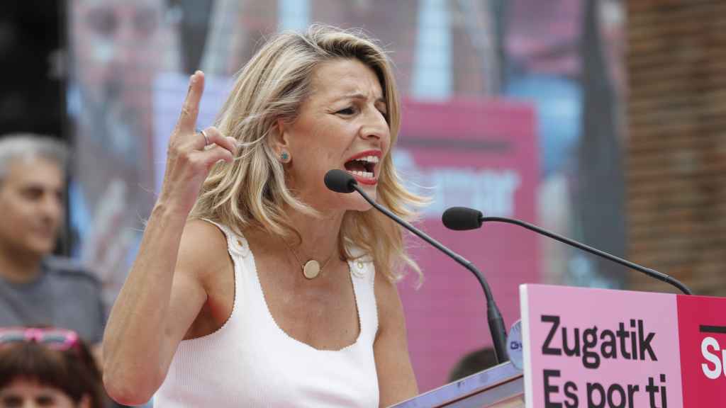 La candidata de Sumar a la Presidencia del Gobierno, Yolanda Díaz, protagoniza un mitin con candidatos del partido este sábado en Vitoria. EFE/ David Aguilar