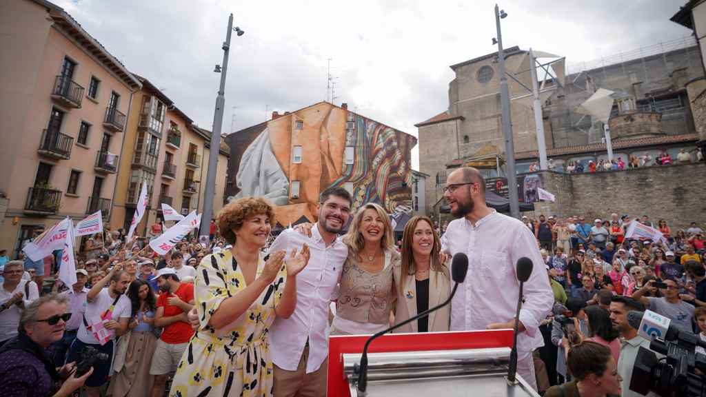 Lander Martínez (2ºIzda) junto a Yolanda Díaz (centro) y Pilar Garrido (1ºIzda) y otros representantes de Sumar en un acto en Vitoria / Iñaki Berasaluce - Europa Press