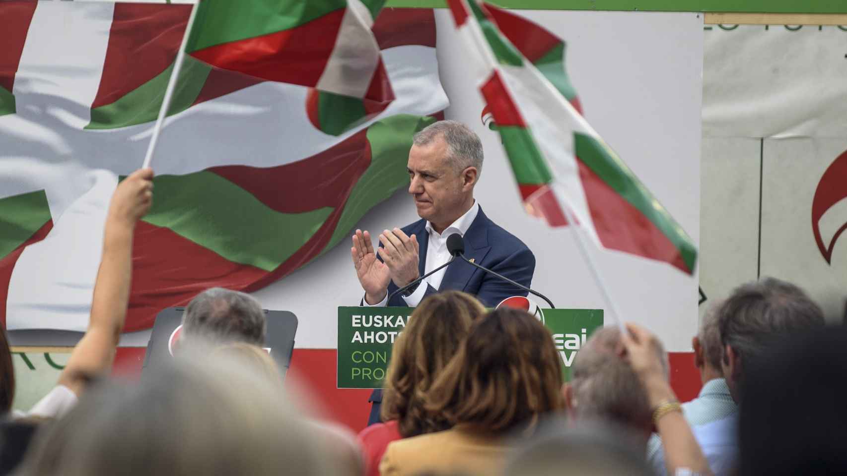 El lehendakari, Iñigo Urkullu, participa este martes en un acto político en Getxo (Bizkaia), junto al presidente del partido Andoni Ortuzar y al candidato al Congreso Aitor Esteban. EFE/Javier Zorrilla