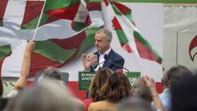 El lehendakari, Iñigo Urkullu, participa este martes en un acto político en Getxo (Bizkaia), junto al presidente del partido Andoni Ortuzar y al candidato al Congreso Aitor Esteban. EFE/Javier Zorrilla