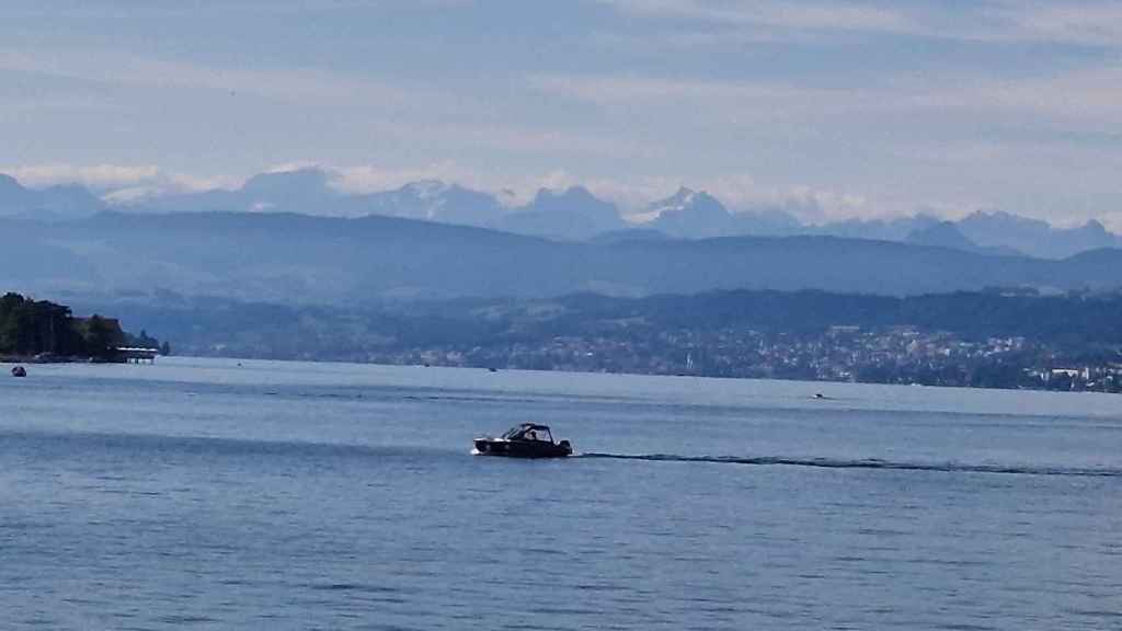 Las aguas del lago, que denomina a sus márgenes con el nombre de Costa de Oro o Plata, son transparentes. Al fondo se observan los Alpes / A. VIRI