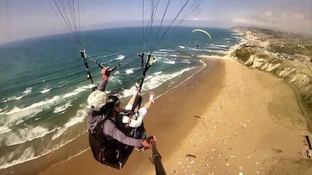 Dos personas realizando parapente en Sopelana / Sky Norte