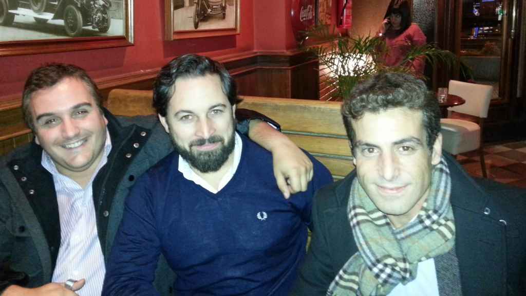 Un joven Santiago Abascal junto al actual concejal del PP en Durango, Carlos García, y Patxi Ygartua, ahora vinculado con Vox, en Amurrio / Twitter