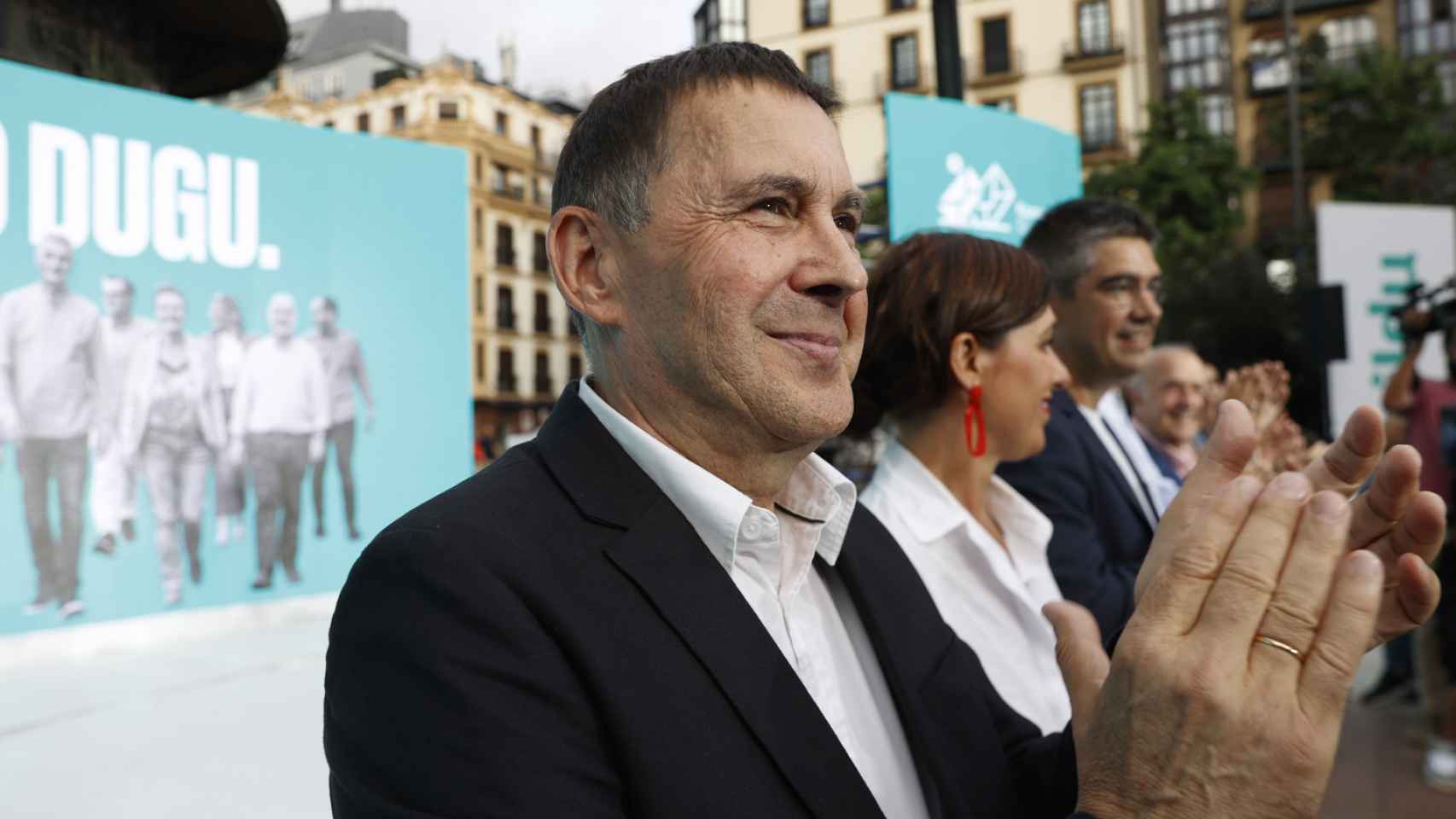 Arnaldo Otegi y otros líderes de Bildu en el cierre de campaña en San Sebastián.