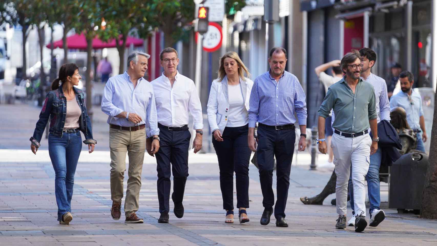 La número dos en las listas del PP al Congreso por Álava, Laura Garrido Knörr, el número uno en las listas del PP al Congreso por Álava, Javier De Andrés, el líder nacional del Partido Popular y candidato a la presidencia del Gobierno, Alberto Núñez Feijóo, la portavoz del PP de Vitoria, Ainhoa Domaica, el presidente del PP Vasco, Carlos Iturgaiz y el número uno en las listas del PP al Senado, Iñaki Oyarzabal / IÑAKI BERASALUCE - EP