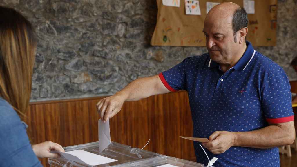 El presidente del PNV, Andoni Ortuzar, al votar este domingo.