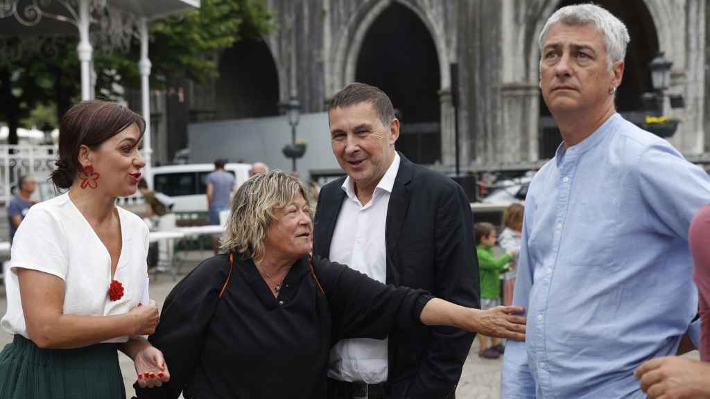 Oskar Matute (Izquierda) junto con Arnaldo Otegi en un mitin en Lekeitio / Miguel Toña - EFE