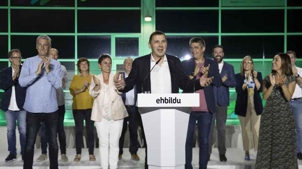 El coordinador general de EH-Bildu, Arnaldo Otegi, con otros miembros del partido celebran los resultados electorales de este 23-J / Javier Etxezarreta - EFE