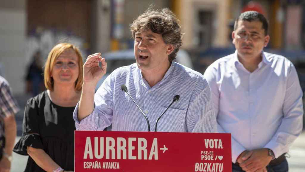 El secretario general del PSE-EE, Eneko Andueza, y los candidatos por Álava al Congreso, Daniel Senderos , y al Senado, Julia Liberal, durante un acto electoral en Vitoria / DAVID AGUILAR - EFE