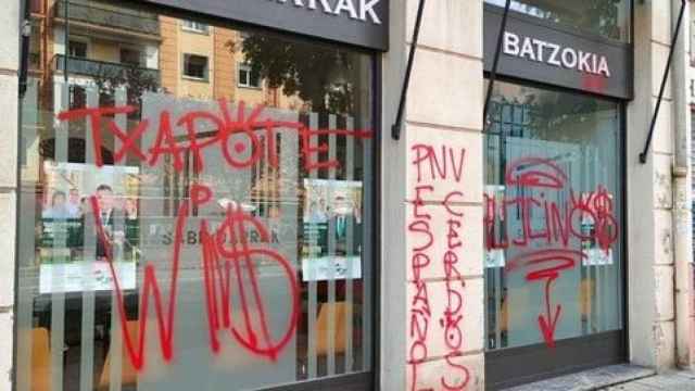 El batzoki de Bilbao atacado, con pintadas de PNV español, cerdos y Txapote