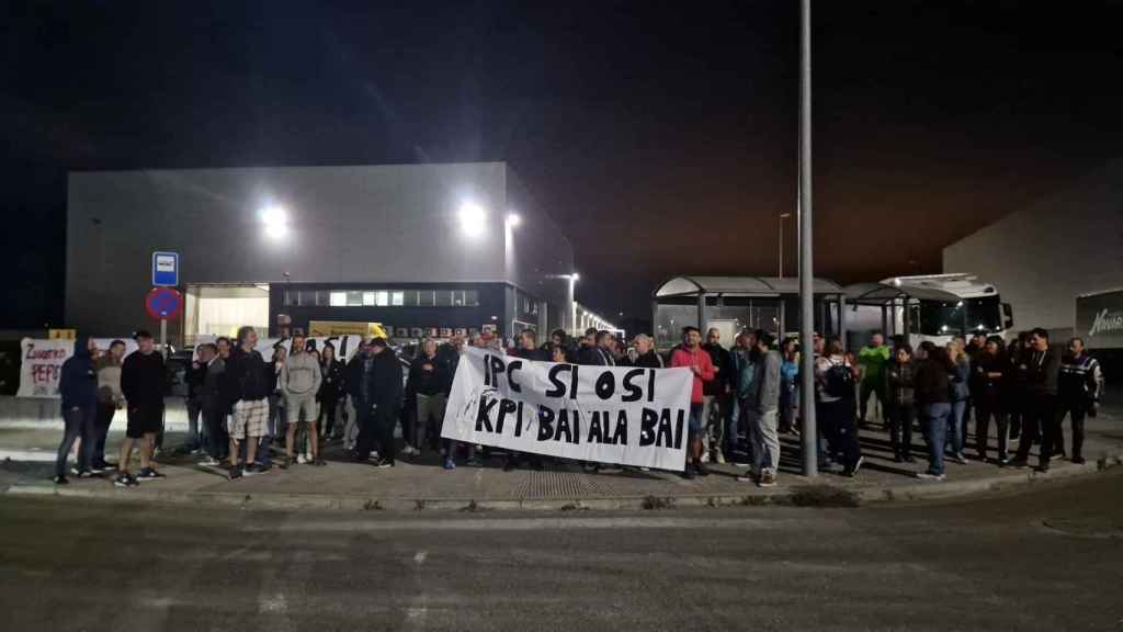 Trabajadores concentrados frente a la empresa Pepsico / LAB