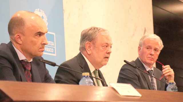 El consejero de Economía Pedro Azpiazu, junto a los altos cargos del departamento Iñaki Barredo y  Alberto Ansuategi / Irekia