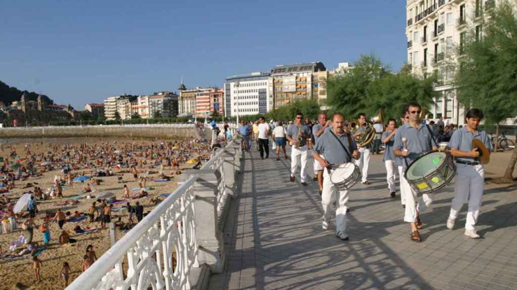 Txaranga por la playa de La Concha / SAN SEBASTIÁN TURISMO