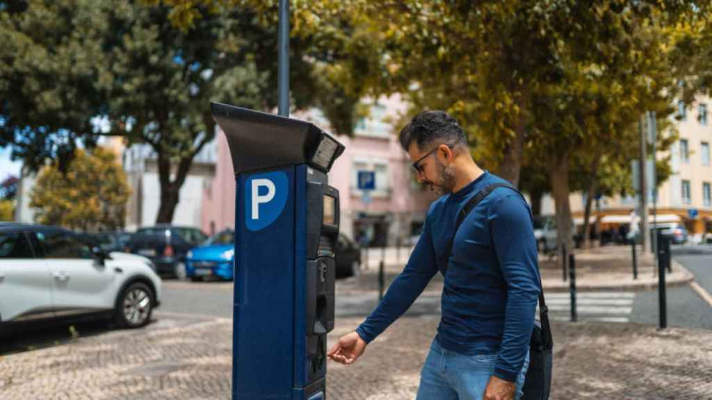 Un hombre que acaba de aparcar el coche.