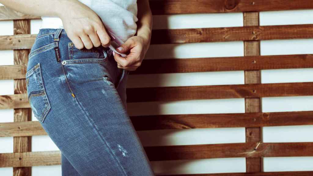 Mujer llevando jeans