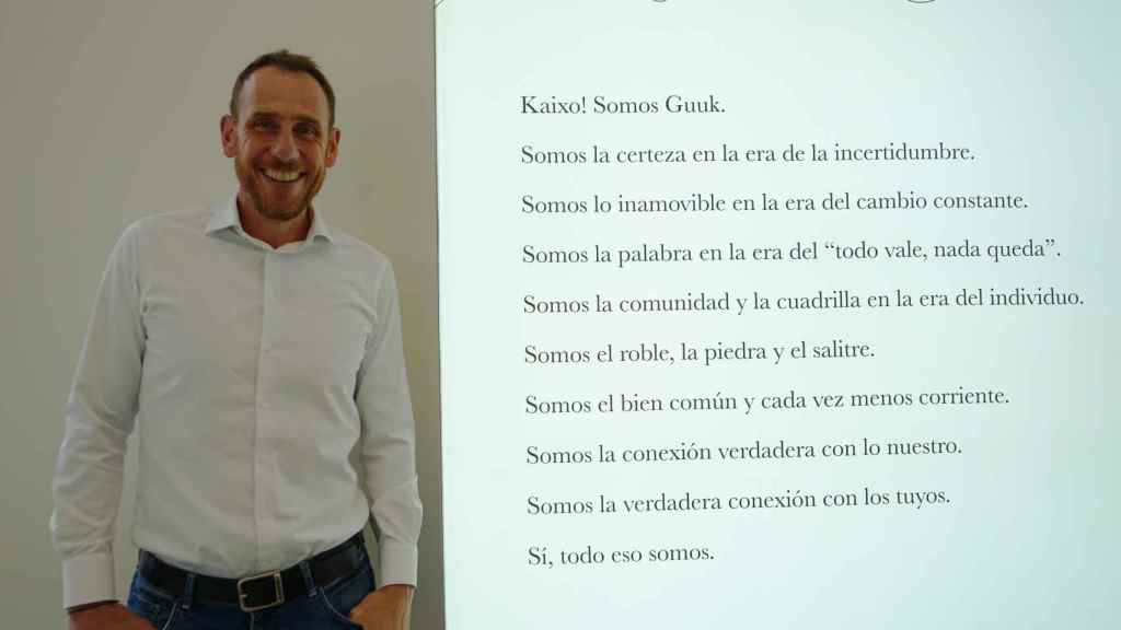 El CEO de Guuk, Juanan Goñi, junto a la filosofía de la compañía.