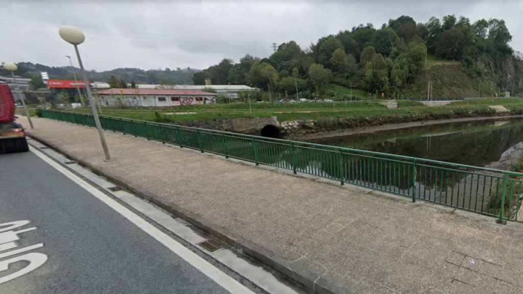 Tres personas salen casi ilesas después de que su coche caiga al río en Urumea