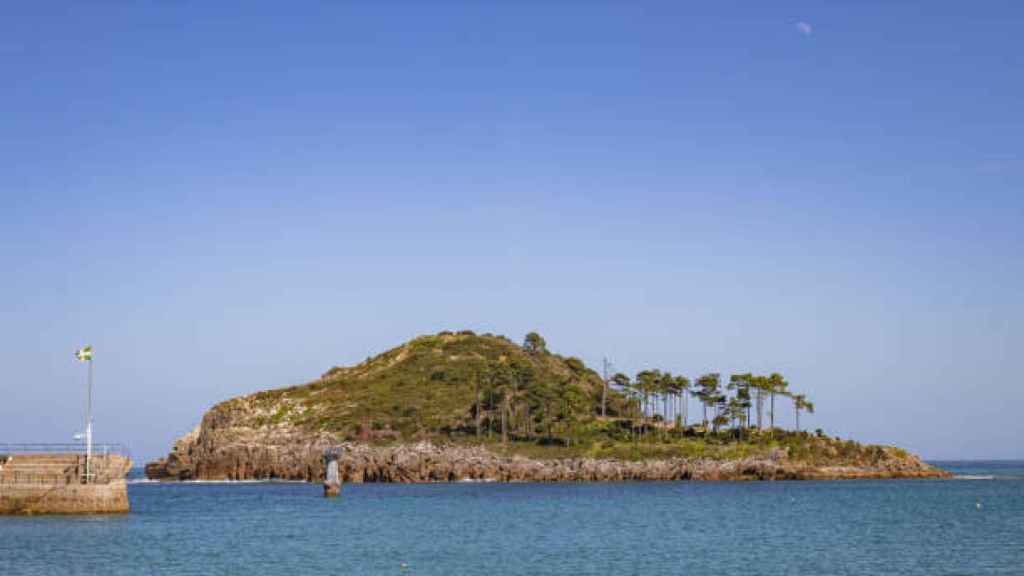 La isla de Lekeitio a la que se puede acceder con marea baja.