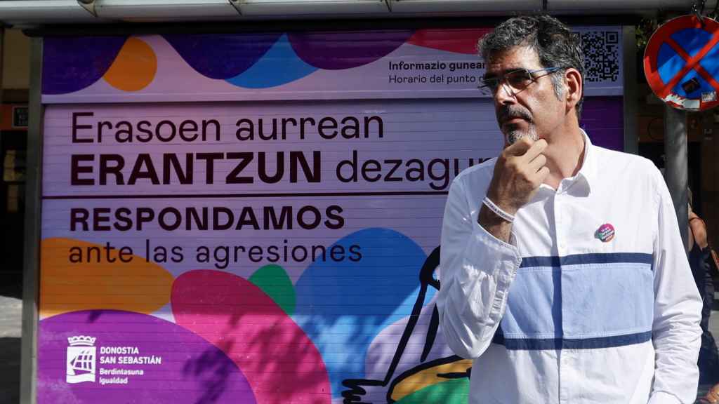 El alcalde de San Sebastián, Eneko Goia, durante el acto que ha tenido lugar este jueves en San Sebastián contra las agresiones sexistas en vísperas del inicio de Semana Grande / Javi Colmenero - EFE