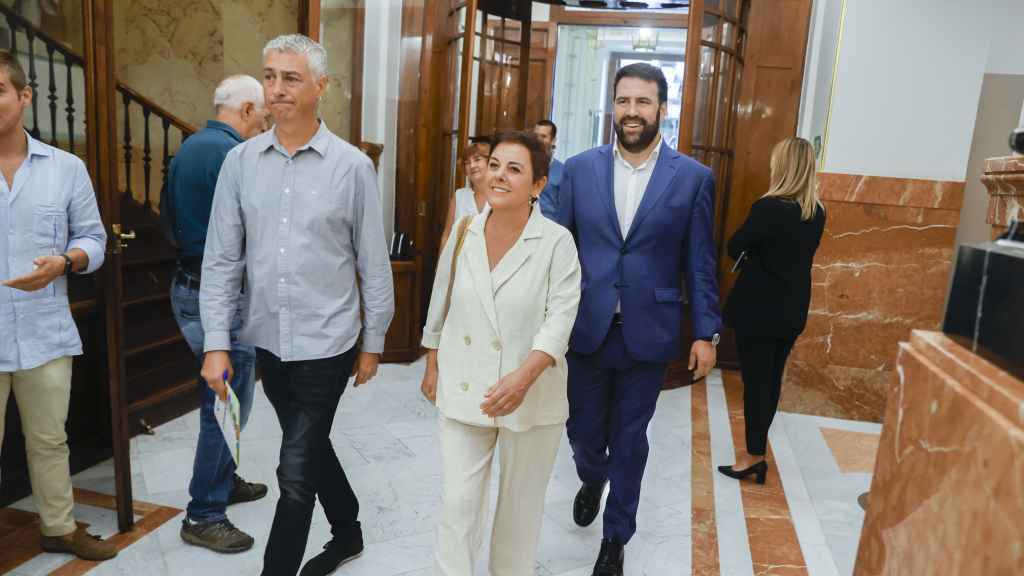 Los diputados de EH-Bildu, Oskar Matute, Mertxe Aizpurua y Jon Iñarritu (i-d), a su llegada al Congreso de los Diputados este jueves para la votación de la Mesa y el acatamiento de la Constitución / Juan Carlos Hidalgo - EFE