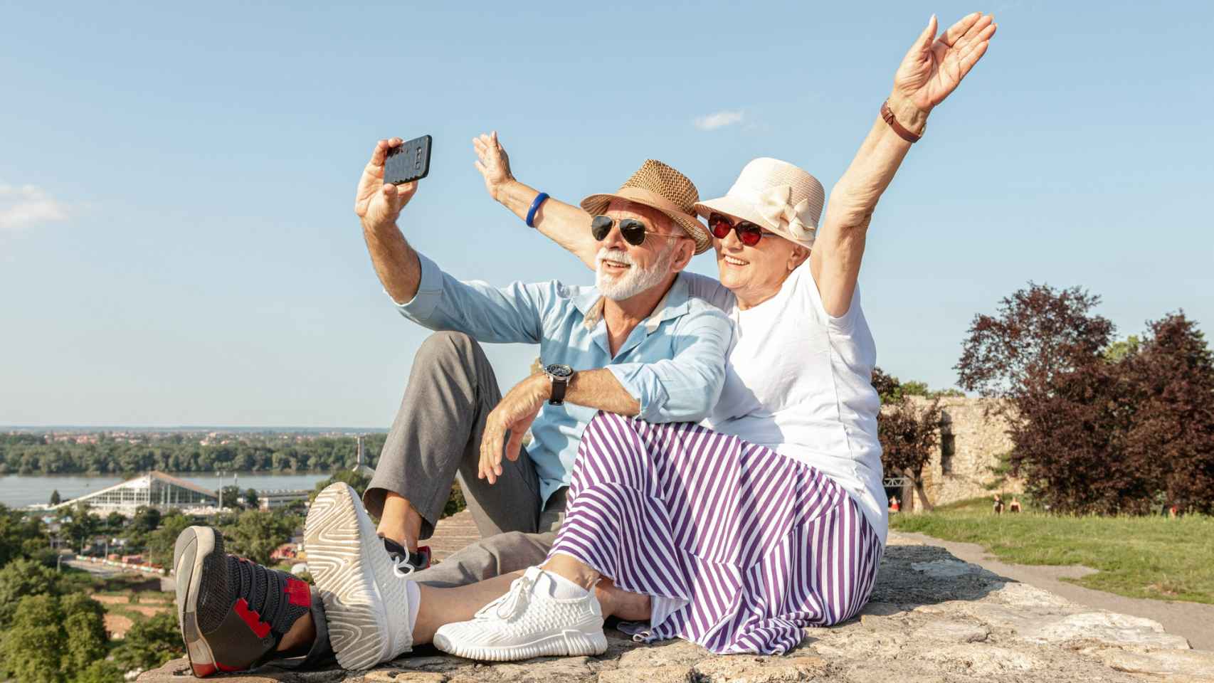 Pareja feliz se hace fotos