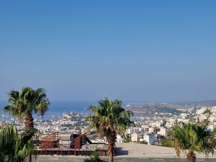 Bodrum es el nombre de la península situada en la costa suroeste de Turquía y también de una de sus ciudades. En ella se concentran buen número de restaurantes, hoteles y, probablemente la mayor parte de la vida nocturna que miles de visitantes absorben cada temporada / A. VIRI