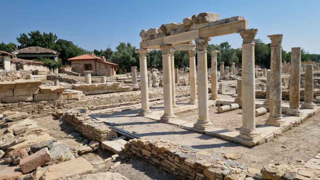 Con ruinas de 3000 años de antigüedad y una historia acumulada Stratonikeia, una de las ciudades de mármol más antiguas, debe su nombre a Stratonike, madrastra de Antioco quien se enamoró perdidamente de ella hasta llegar a enfermar. Su padre, el rey Felipe, cedió su esposa al hijo convirtiéndose en marido y mujer / A. VIRI