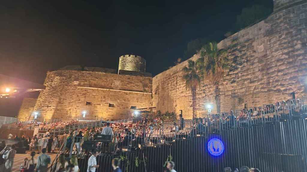 En el interior del castillo se cultivan plantas de la región mediterránea de las que disfrutan los pavos reales / A. VIRI