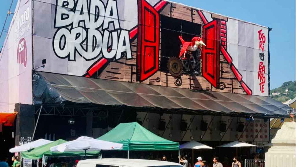 Vista general de la txosna de Txori Barrote con los relojes donde reflejan las condenas pendientes de 19 terroristas de ETA / Dignidad y Justicia