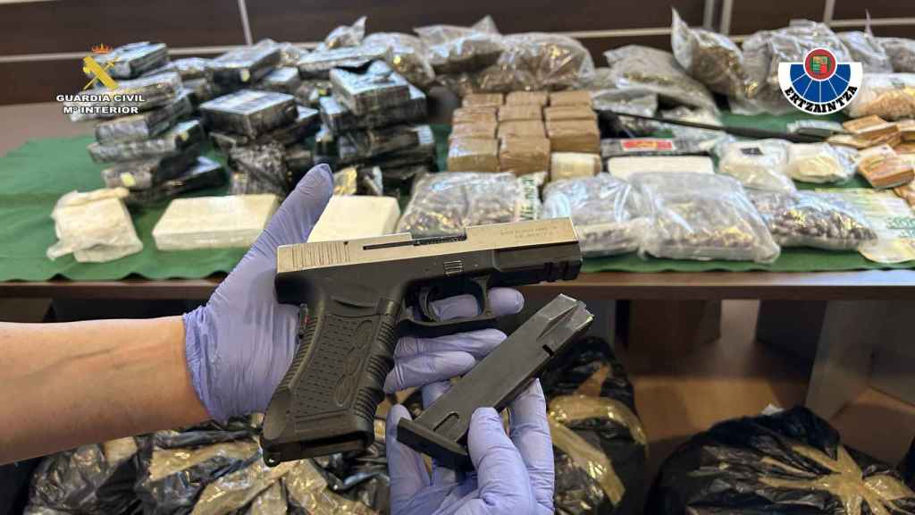 Junto a los 270 kilos de drogas se han incautado también numerosas armas de fuego / Irekia