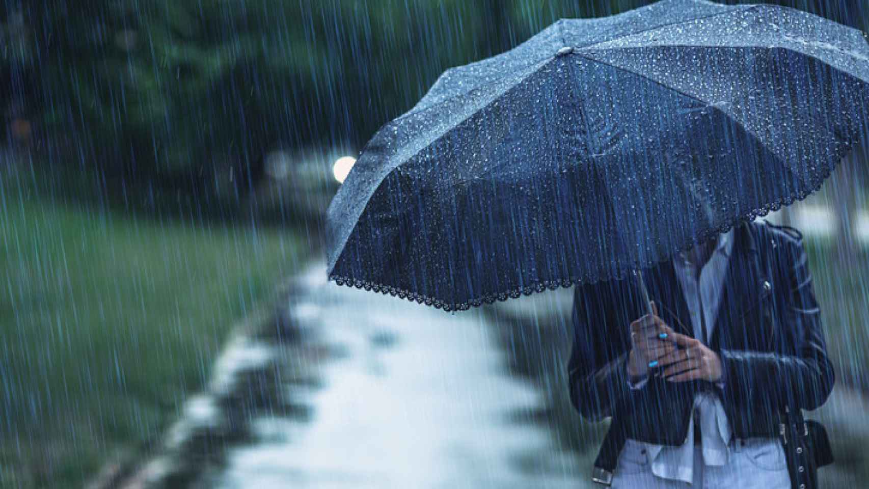 Una persona con un paraguas en Donostia.